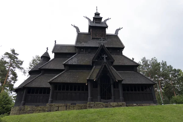 緑の草の歴史を持つ古い木造教会国 — ストック写真