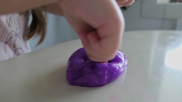 Bambino Che Gioca Slime Fatto Mano Focus Selettivo Sulla Slime — Video Stock