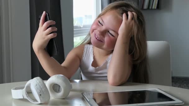 Chica Usa Teléfono Los Niños Disfrutan Aprendiendo Con Felicidad Casa — Vídeo de stock