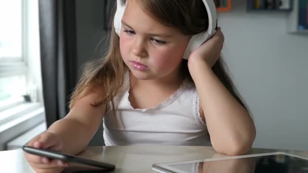 Chica Uso Teléfono Casa Escuela Los Niños Disfrutan Aprendiendo Con — Vídeo de stock