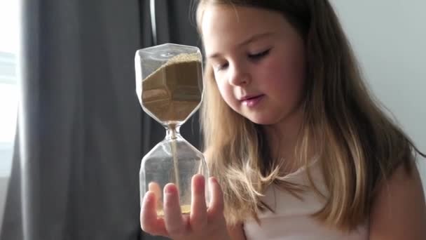 Bambina Tenere Gioco Vetro Sabbia Con Orologio Sabbia — Video Stock