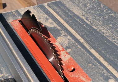 Kesme makinesindeki dairesel testere