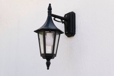 Beyaz duvarın dış tarafında siyah ışık var.