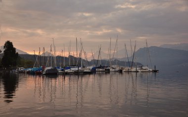 Yatlar ile göl günbatımı