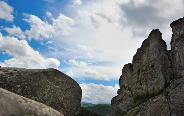 Grandes rochas cinzentas — Fotografia de Stock