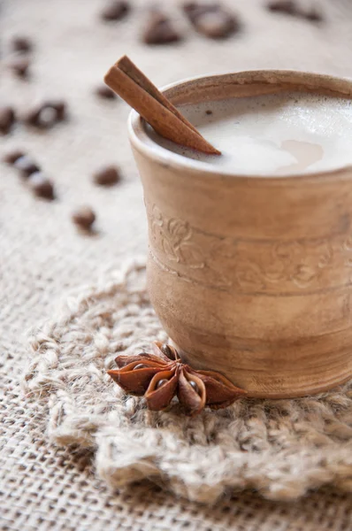 Kopp kaffe och kryddor på grovt tyg — Stockfoto