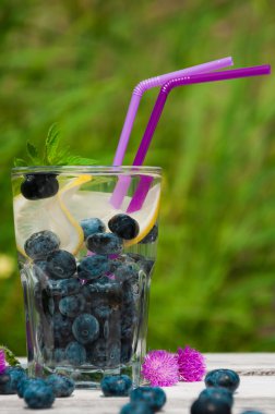 yaban mersini suyu limon ahşap bir masa üzerinde