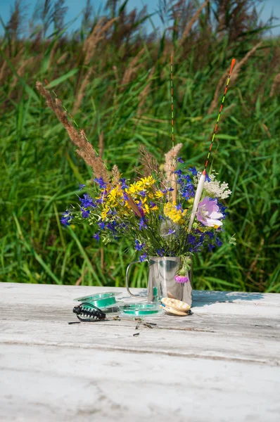 Strauß wilder Blumen in einem Metallbecher mit Schwimmern — Stockfoto