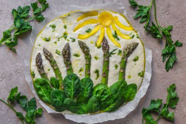 Flower foccacia Cooking Focaccia. Çiğ Focaccia, parşömen kağıdındaki sebzelerle yaratıcı bir şekilde dekore edilmiş. Ekşi hamur