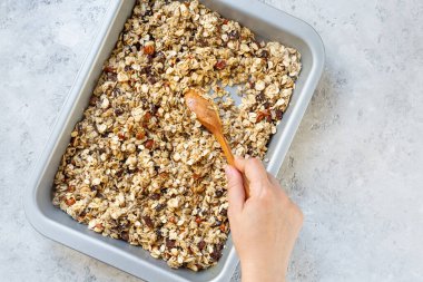 Evde granola yapma süreci.