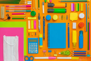 Okul malzemeleri. Okul zamanı konsepti. Tıbbi maske. Online öğrenim.