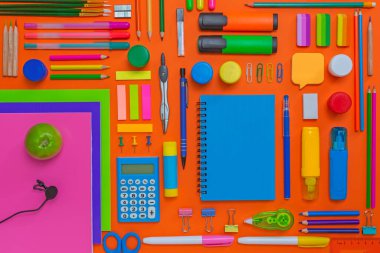 Okul malzemeleri. Eğitim konsepti. Parlak düz uzanmış