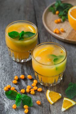 Portakallı ve naneli deniz dikenli limonata..