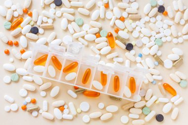 Vitamin ve haplar için haftalık kutu. Haftalık hap organizasyonu