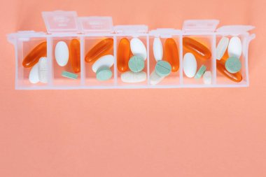 Vitamin ve haplar için haftalık kutu. Haftalık hap organizasyonu