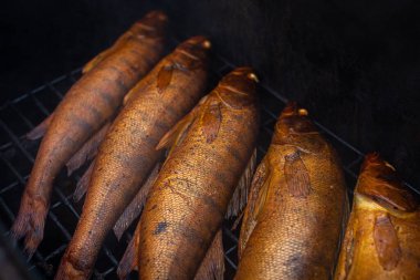 Tütsülenmiş balık yapma süreci. Tünek.