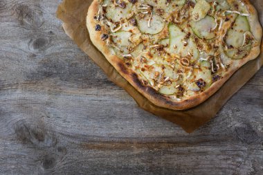 Armut, peynir ve cevizli pizza. Vejetaryen pizzanın bir çeşidi. Gıda arkaplanı