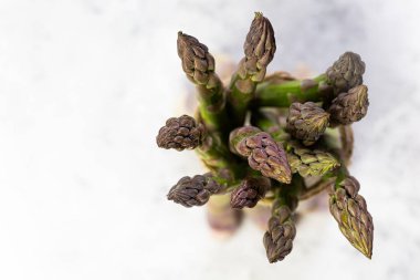 Açık arkaplanda yeşil kuşkonmaz. Metin için yiyecek arkaplanı