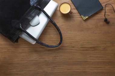 Mesafe öğrenme. Uzaktan kumanda. Ahşap arkaplan