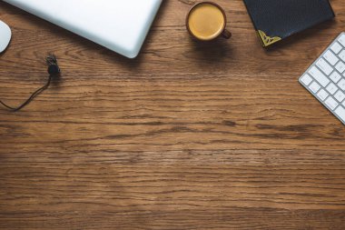 Kahveli, klavyeli düz kompozisyon