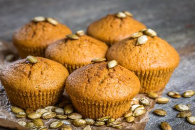 Ahşap arka planda balkabaklı kekler. Beslenme ürünü. Faydalı çocuk tatlıları. Parlak. Mevsimlik ürün. Diyet olsun. Tarif