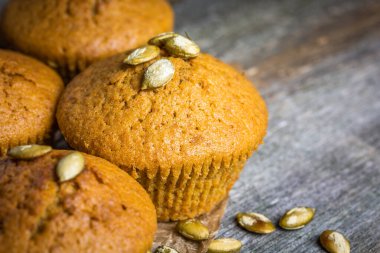Ahşap arka planda balkabaklı kekler. Beslenme ürünü. Faydalı çocuk tatlıları. Parlak. Mevsimlik ürün. Diyet olsun. Tarif