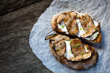 Porcini mantarlı, yumuşak peynirli