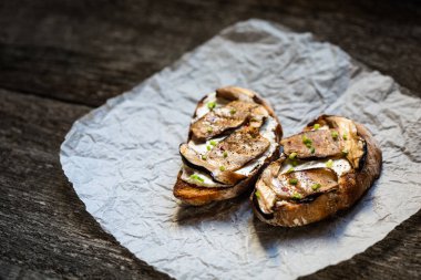 Porcini mantarlı, yumuşak peynirli