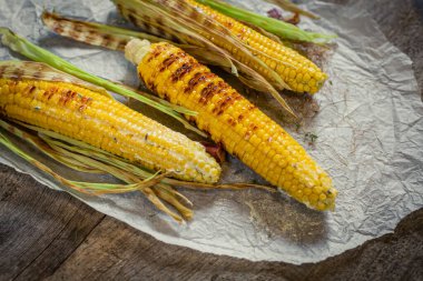 Kızarmış mısır, tereyağı ve otla birlikte. Öğle yemeğinde vejetaryen atıştırması