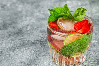 Güzel, ferahlatıcı bir içki. Çilekli Mojito..