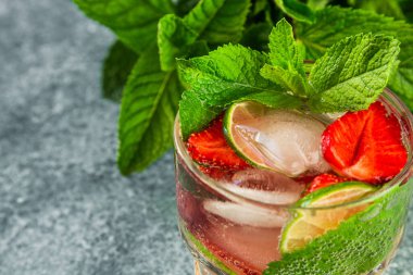 Güzel, ferahlatıcı bir içki. Çilekli Mojito..