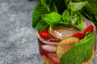 Güzel, ferahlatıcı bir içki. Çilekli Mojito..