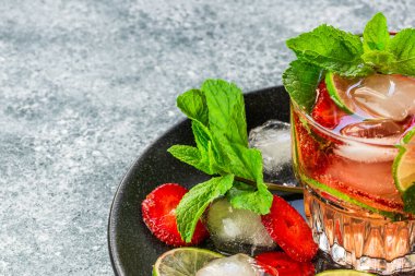 Güzel, ferahlatıcı bir içki. Çilekli Mojito..