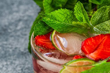 Güzel, ferahlatıcı bir içki. Çilekli Mojito..