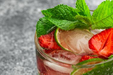 Güzel, ferahlatıcı bir içki. Çilekli Mojito..