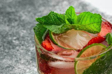 Güzel, ferahlatıcı bir içki. Çilekli Mojito..