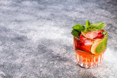 Güzel, ferahlatıcı bir içki. Çilekli Mojito..