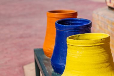 Çöpleri ayırmak için konteynırlar. Atık toplama yöntemi. Atık işleme konsepti. Sokak çömlekleri. İşaretleniyor.