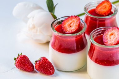 Hafif süt, çilekli diyet tatlı. Panna cotta. Sağlıklı beslenme kavramı.