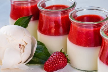 Hafif süt, çilekli diyet tatlı. Panna cotta. Sağlıklı beslenme kavramı.