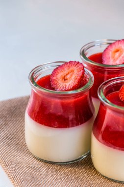 Hafif süt, çilekli diyet tatlı. Panna cotta. Sağlıklı beslenme kavramı.