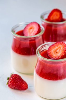 Hafif süt, çilekli diyet tatlı. Panna cotta. Sağlıklı beslenme kavramı.