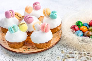 Paskalya mini kekleri mini kurabiyelerle süslenir. Paskalya. Çocuklar için..