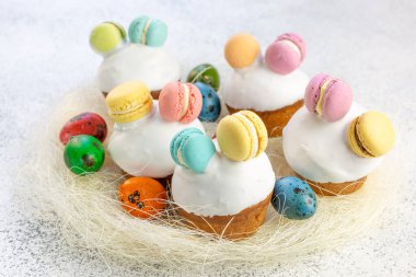 Paskalya mini kekleri mini kurabiyelerle süslenir. Paskalya. Çocuklar için..