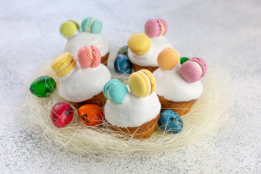 Paskalya mini kekleri mini kurabiyelerle süslenir. Paskalya. Çocuklar için..
