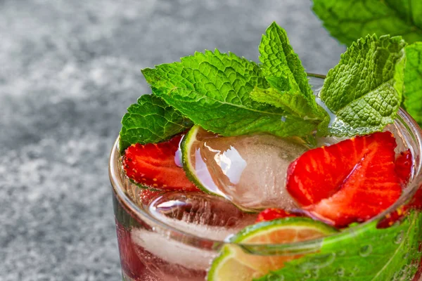 Ein Schönes Erfrischendes Getränk Erdbeermojito Stockbild