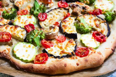 Ev yapımı sebzeli pizza, yapraklı doğal hamur. Kabak, patlıcan, vişneli domates, brokoli, mantar. Sağlıklı beslenme kavramı. Vejetaryen