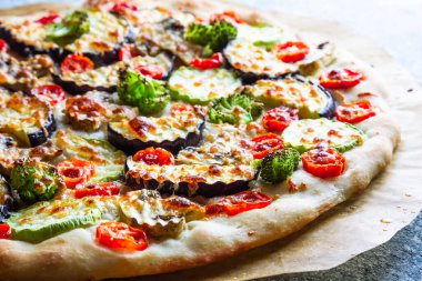 Ev yapımı sebzeli pizza, yapraklı doğal hamur. Kabak, patlıcan, vişneli domates, brokoli, mantar. Sağlıklı beslenme kavramı. Vejetaryen