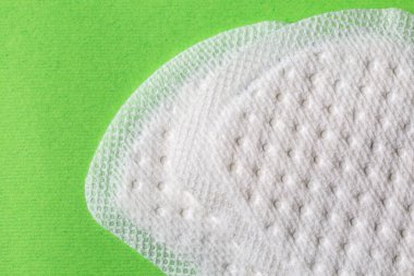 Kadın hijyeninin korunması, adet görme, renkli arka planda hijyenik pedler, kritik günlerde bir kadın, adet döngüsü..