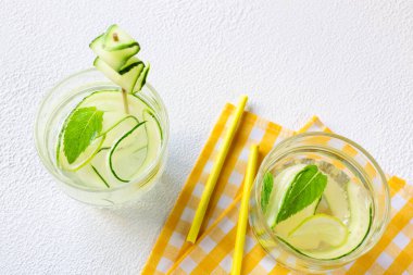 Yaz serin içeceği sassi. Limon, salatalık, nane, zencefil